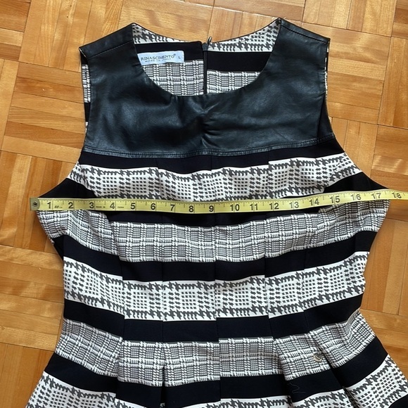 Gorgeous Rinascimento dress with imitation leather - Picture 9 of 12